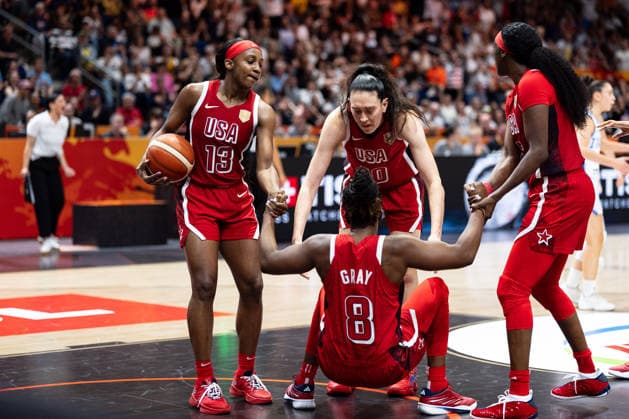Jackie Young (USA), 13, and Breanna Stewart (USA), 10, help Chelsea Gray (USA), 08, reach the ball; GER, Italy vs. USA, Basketball, 2026 FIBA Women’s World Cup, Group Stage, Matchday 2, September 6, 2026, GER, Italy vs. USA, Basketball, 2026 FIBA Women’s World Cup, Group Stage, Match Day 2, September 6, 2026, Berlin Copyright: xEibner-Pressefoto MaxxVincenx EP_MVN