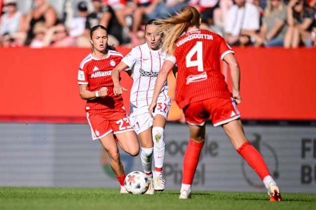 Muenchen, Deutschland, 06.09.26: Sophie Proost (FC Bayern Muenchen Frauen), Emma Memminger (SC Freiburg Frauen) und h4 im Zweikampf waehrend des Google Pixel Frauen-Bundesliga - Spiels zwischen dem FC Bayern Muenchen vs SC Freiburg in der FC Bayern Campus am 06. September 2026 in Muenchen, Deutschland. (Foto von Harry Langer DeFodi Images) Muenchen, Germany, 06.09.26: Sophie Proost (FC Bayern Muenchen Frauen), Emma Memminger (SC Freiburg Frauen) und h4 battle for the ball during the Google Pixel Frauen-Bundesliga - match between FC Bayern Muenchen vs SC Freiburg at FC Bayern Campus on September 6, 2026 in Muenchen, Germany. (Photo by Harry Langer DeFodi Images) DFB DFL REGULATIONS PROHIBIT ANY USE OF PHOTOGRAPHS AS IMAGE SEQUENCES AND OR QUASI-VIDEO. (Photo by Harry Langer DeFodi Images) - *** Munich, Germany, September 6, 2026 Sophie Proost, FC Bayern Munich Women s Team, Emma Memminger of SC Freiburg Women and h4 battle for the ball during the Google Pixel Women’s Bundesliga match between FC Bayern Munich and SC Freiburg at the FC Bayern Campus on September 6, 2026, in Munich, Germany. Photo by Harry Langer, DeFodi Images. Munich, Germany, September 6, 2026 Sophie Proost, FC Bayern Munich Women, Emma Memminger, SC Freiburg Women, and h4 battle for the ball during the Google Pixel Women’s Bundesliga match between FC Bayern Munich and SC Freiburg at the FC Bayern Campus on September 6, 2026 in Munich, Germany. Photo by Harry Langer, DeFodi Images. DFB and DFL regulations prohibit any use of photographs as image sequences and or quasi-video. Photo by Harry Langer, DeFodi Images