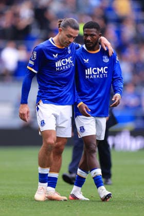 Fußball: Premier League – Everton gegen Manchester United, 6. September 2026 Premier League – Everton gegen Manchester United: Jack Grealish (Everton, links) legt nach dem Spiel seinen Arm um Ainsley Maitland-Niles (Everton). Foto: Simon Stacpoole, Offside, Liverpool, Großbritannien  Copyright: xSimonxStacpoolexOffside