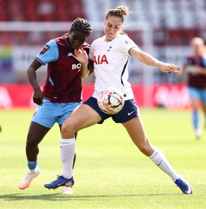 Spurs gegen West Ham Women, 6. September 2026, London Women’s Super League: Tottenham Hotspur gegen West Ham United. Ella Morris von Tottenham Hotspur und Viviane Asseyi von West Ham United. Foto: Jacques Feeney, Offside, London, Großbritannien  Copyright: xJacquesxFeeneyx xOffsidexOffside