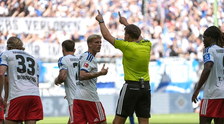 Foto : Schiri Tobias Reichel hat Stress mit Nicolai REMBERG und Albert GRÖNBAEK ( HSV ) Fussball Bundesliga , 2. Spieltag am So. 06.09.2026 Hamburger SV - FSV Mainz *** Photo: Referee Tobias Reichel has a run-in with Nicolai REMBERG and Albert GRÖNBAEK. HSV Soccer Bundesliga, Matchday 2 on Sun, Sept. 6, 2026. Hamburger SV vs. FSV Mainz
