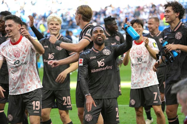 Foto : Jubel nach dem Schlußpfiff bei den Spielern aus Mainz , hier feiert Philipp MWENE ( 2 ) in der Menge Fussball Bundesliga , 2. Spieltag am So. 06.09.2026 Hamburger SV - FSV Mainz 0 - 5 *** Photo: Jubilation among the Mainz players after the final whistle; here, Philipp MWENE 2 celebrates in the crowd. Bundesliga, Matchday 2, Sunday, September 6, 2026: Hamburger SV 0–5 FSV Mainz 0