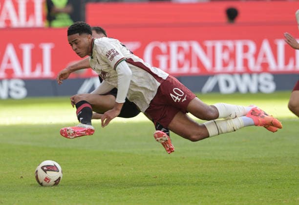 Noahkai Banks. (Vo). gegen. Younes Ebnoutalib . fotografiert beim Fußball Bundesliga Spiel Eintracht Frankfurt gegen den. FC Augsburg am 6.9.2026 in Frankfurt. (DFL DFB REGULATIONS PROHIBIT ANY USE OF PHOTOGRAPHS as IMAGE SEQUENCES and or QUASI-VIDEO) *** Noahkai Banks Vo vs. Younes Ebnoutalib, photographed during the Bundesliga soccer match between Eintracht Frankfurt and FC Augsburg on September 6, 2026, in Frankfurt. DFL and DFB regulations prohibit any use of photographs as image sequences and or quasi-video.