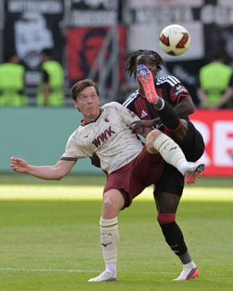 Lilian Brassier. (Re) gegen. Michael Gregoritsch. fotografiert beim Fußball Bundesliga Spiel Eintracht Frankfurt gegen den. FC Augsburg am 6.9.2026 in Frankfurt. (DFL DFB REGULATIONS PROHIBIT ANY USE OF PHOTOGRAPHS as IMAGE SEQUENCES and or QUASI-VIDEO) *** Lilian Brassier Re vs. Michael Gregoritsch, photographed during the Bundesliga soccer match between Eintracht Frankfurt and FC Augsburg on September 6, 2026, in Frankfurt. DFL and DFB regulations prohibit any use of photographs as image sequences and or quasi-video.
