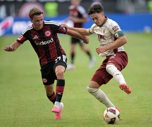 Fabian Rieder (Re) gegen. Mario. Götze. fotografiert beim Fußball Bundesliga Spiel Eintracht Frankfurt gegen den. FC Augsburg am 6.9.2026 in Frankfurt. (DFL DFB REGULATIONS PROHIBIT ANY USE OF PHOTOGRAPHS as IMAGE SEQUENCES and or QUASI-VIDEO) *** Fabian Rieder Re vs. Mario Götze, photographed during the Bundesliga soccer match between Eintracht Frankfurt and FC Augsburg on September 6, 2026, in Frankfurt. DFL and DFB regulations prohibit any use of photographs as image sequences and or quasi-video.