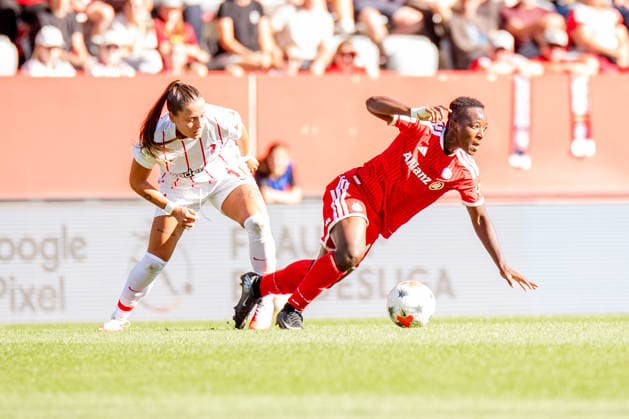 Selina Vobian (10 Freiburg) und Bernadette Amani (15 Bayern) in Aktion beim Google Pixel Frauen Bundesligaspiel FC Bayern München - SC Freiburg am 06.09.2026. München FC Bayern Campus Bayern Deutschland *** Selina Vobian (10), Freiburg, and Bernadette Amani (15), Bayern, in action during the Google Pixel Women s Bundesliga match between FC Bayern Munich and SC Freiburg on September 6, 2026, at the FC Bayern Campus in Munich, Bavaria, Germany