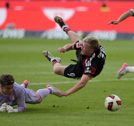 Jonathan Burkardt. (Li) im Zweikampf gegen FCA Torwart Finn Dahmen. fotografiert beim Fußball Bundesliga Spiel Eintracht Frankfurt gegen den. FC Augsburg am 6.9.2026 in Frankfurt. (DFL DFB REGULATIONS PROHIBIT ANY USE OF PHOTOGRAPHS as IMAGE SEQUENCES and or QUASI-VIDEO) *** Jonathan Burkardt Li in a one-on-one with FCA goalkeeper Finn Dahmen, photographed during the Bundesliga soccer match between Eintracht Frankfurt and FC Augsburg on September 6, 2026, in Frankfurt. DFL and DFB regulations prohibit any use of photographs as image sequences and or quasi- VIDEO
