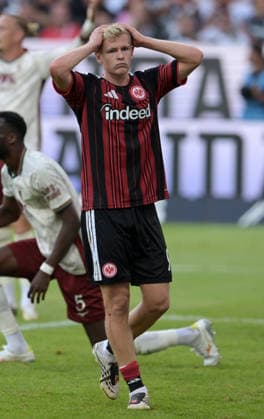 Jonathan Burkardt. fotografiert beim Fußball Bundesliga Spiel Eintracht Frankfurt gegen den. FC Augsburg am 6.9.2026 in Frankfurt. (DFL DFB REGULATIONS PROHIBIT ANY USE OF PHOTOGRAPHS as IMAGE SEQUENCES and or QUASI-VIDEO) *** Jonathan Burkardt takes photographs at the Bundesliga soccer match between Eintracht Frankfurt and FC Augsburg on September 6, 2026, in Frankfurt. DFL and DFB regulations prohibit any use of photographs as image sequences and or quasi-video.