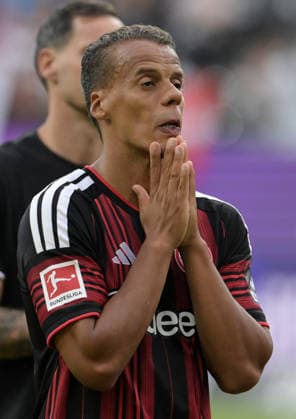 Timothy Chandler fotografiert beim Fußball Bundesliga Spiel Eintracht Frankfurt gegen den. FC Augsburg am 6.9.2026 in Frankfurt. (DFL DFB REGULATIONS PROHIBIT ANY USE OF PHOTOGRAPHS as IMAGE SEQUENCES and or QUASI-VIDEO) *** Timothy Chandler takes photographs at the Bundesliga soccer match between Eintracht Frankfurt and FC Augsburg on September 6, 2026, in Frankfurt. DFL and DFB regulations prohibit any use of photographs as image sequences and or quasi-video.