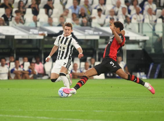 IPA88213845 - Francisco Conceicao of Juventus FC and Koni De Winter of AC Milan during the Italian Serie A 2026–27 season soccer match between Juventus FC and AC Milan on September 6, 2026, at Allianz Stadium in Turin, Italy. Photo by Nderim KACELI  Copyright: xNderimxKaceli IPAxSportx xx 88213845