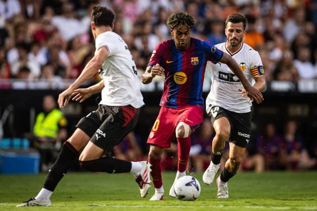 September 6, 2026, Valencia, Spain, Spain: Lamine YAMAL of Barcelona and Jose GAYA of FC Valencia during the LaLiga match between Valencia CF and FC Barcelona, Barca at Estadi de Mestalla on September 06, 2026 in Valencia, Spain. Omar Arnau Valencia CF V FC Barcelona - LaLiga  - ZUMAm308 20260906_zsp_m308_015 Copyright: xMatthieuxMirvillex