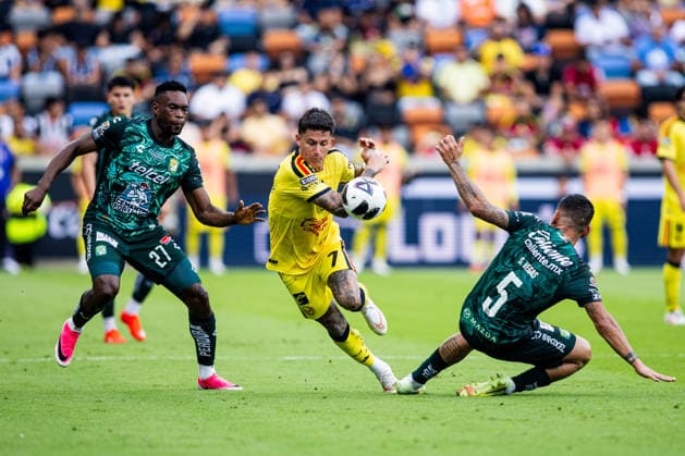 September 6, 2026, Houston, Texas, USA: Club America forward BRIAN RODRIGUEZ (7) and Club Leon defender SEBASTIAN VEGAS (5) battle for the ball during the first half of the Leagues Cup Third Place match at Shell Energy Stadium. Soccer 2026: Leagues Cup: Club America Vs. Club Leon  - ZUMAh306 20260906_zsp_h306_003 Copyright: xOscarxHerrerax