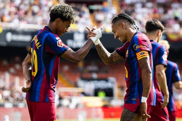 September 6, 2026, Valencia, Spain, Spain: Lamine YAMAL of Barcelona celebrate his goal with Raphael DIAS BELLOLI (Raphinha) of Barcelona during the LaLiga match between Valencia CF and FC Barcelona, Barca at Estadi de Mestalla on September 06, 2026 in Valencia, Spain. Omar Arnau Valencia Spain - ZUMAm308 20260906_zsp_m308_010 Copyright: xMatthieuxMirvillex