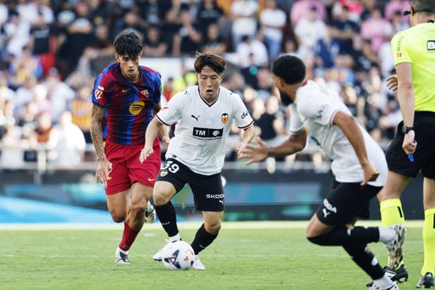 Marc Bernal (Barcelona), Ryunosuke Sato (Valencia), SEPTEMBER 6, 2026 - Football Soccer : Spanish La Liga EA Sports match between Valencia CF 0-5 FC Barcelona, Barca at Mestalla in Valencia, Spain. Noxthirdxpartyxsales  aflo_345698981 DAISUKExNakashimax