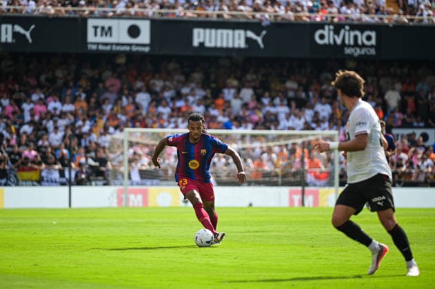 ESP: Valencia CF vs FC Barcelona, Barca - La Liga EA Sports VALENCIA, SPAIN - SEPTEMBER 6: Jules KoundÃ of FC Barcelona during the match between Valencia CF and FC Barcelona of La Liga EA Sports on September 6, 2026 at Mestalla Stadium in Valencia, Spain. (Photo by Samuel Carreno) Valencia Valencia Valencia Spain Copyright: xSamuelxCarrenox samcargad_060926_150-30