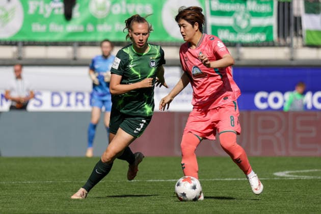 06.09.2026, xgrfx, Fussball Google Pixel Frauen-Bundesliga, VfL Wolfsburg - SV Werder Bremen v.l. Lieske Carleer (VfL Wolfsburg), Mei Shimada (SV Werder Bremen) Wolfsburg *** September 6, 2026, xgrfx, Soccer Google Pixel Women s Bundesliga, VfL Wolfsburg vs. SV Werder Bremen, L. Lieske, Carleer, VfL Wolfsburg, Mei Shimada, SV Werder Bremen, Wolfsburg