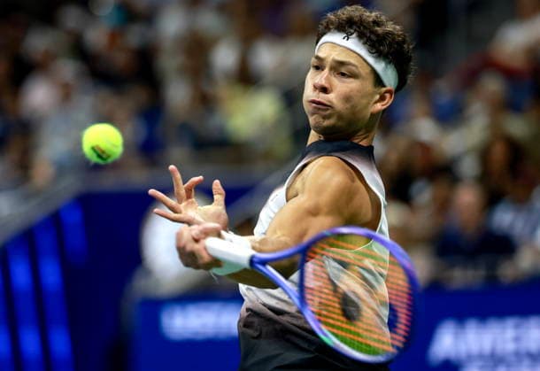 US Open tennis tournament - Day 8 Ben Shelton of the USA in action against Stefanos Tsitsipas of Greece during the Men s Singles fourth round of the US Open Tennis Championships in Flushing Meadows, New York, USA, 06 September 2026. FLUSHING MEADOWS NEW YORK United States  Copyright: xCRISTOBALxHERRERA-ULASHKEVICHx