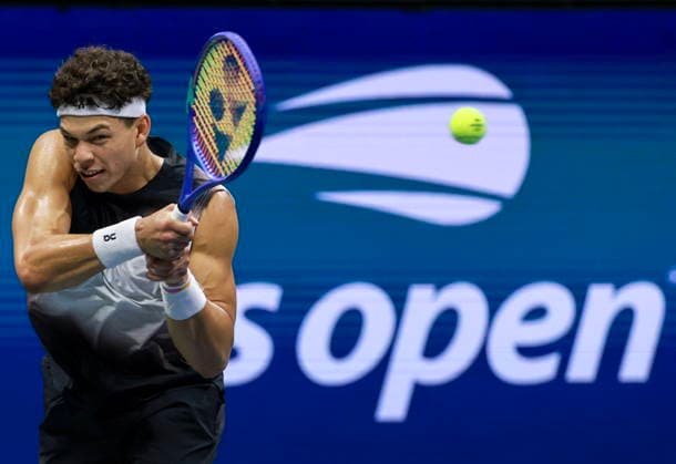 US Open tennis tournament - Day 8 Ben Shelton of the USA in action against Stefanos Tsitsipas of Greece during the Men s Singles fourth round of the US Open Tennis Championships in Flushing Meadows, New York, USA, 06 September 2026. FLUSHING MEADOWS NEW YORK United States  Copyright: xCRISTOBALxHERRERA-ULASHKEVICHx