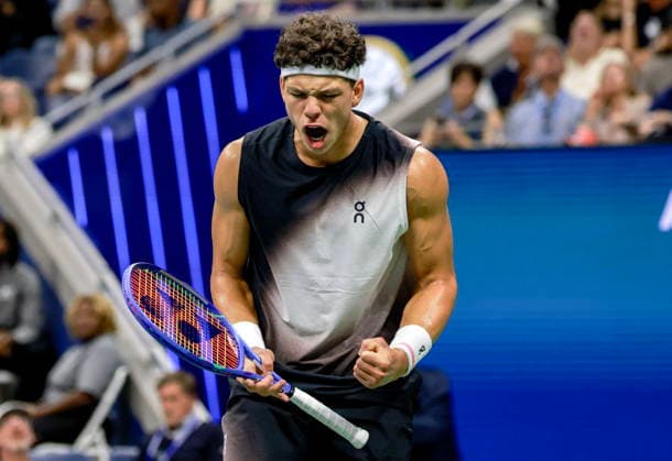 US Open tennis tournament - Day 8 Ben Shelton of the USA reacts in his match against Stefanos Tsitsipas of Greece during the Men s Singles fourth round of the US Open Tennis Championships in Flushing Meadows, New York, USA, 06 September 2026. FLUSHING MEADOWS NEW YORK United States  Copyright: xCRISTOBALxHERRERA-ULASHKEVICHx