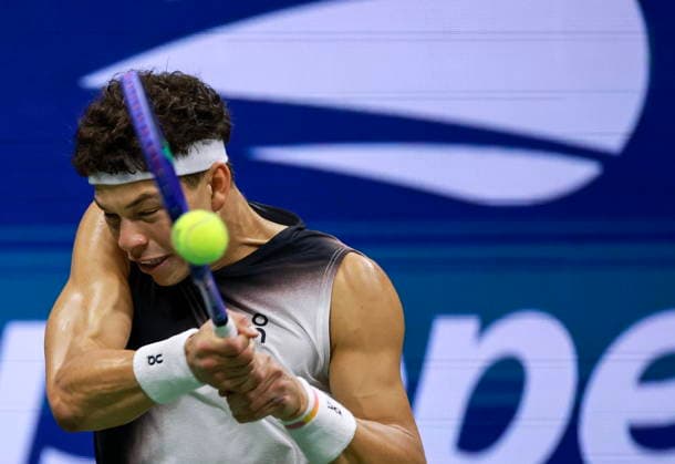 US Open tennis tournament - Day 8 Ben Shelton of the USA in action against Stefanos Tsitsipas of Greece during the Men s Singles fourth round of the US Open Tennis Championships in Flushing Meadows, New York, USA, 06 September 2026. FLUSHING MEADOWS NEW YORK United States  Copyright: xCRISTOBALxHERRERA-ULASHKEVICHx
