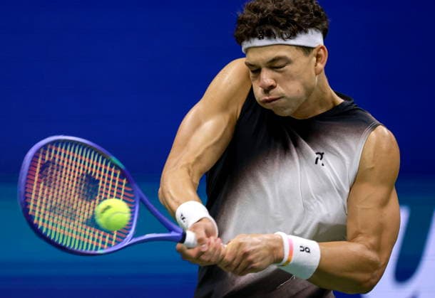 US Open tennis tournament - Day 8 Ben Shelton of the USA in action against Stefanos Tsitsipas of Greece during the Men s Singles fourth round of the US Open Tennis Championships in Flushing Meadows, New York, USA, 06 September 2026. FLUSHING MEADOWS NEW YORK United States  Copyright: xCRISTOBALxHERRERA-ULASHKEVICHx