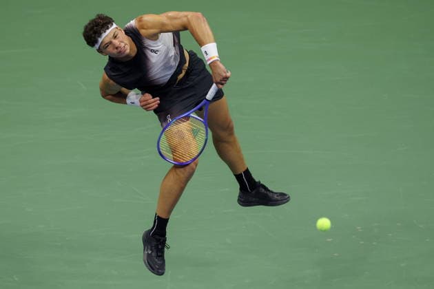 US Open tennis tournament - Day 8 Ben Shelton of the US in action against Stefanos Tsitsipas of Greece during the Men s Singles round of 16 of the US Open Tennis Championships in Flushing Meadows, New York, USA, 06 September 2026. FLUSHING MEADOWS NEW YORK United States  Copyright: xBRIANxHIRSCHFELDx