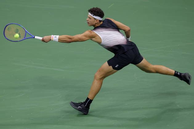 US Open tennis tournament - Day 8 Ben Shelton of the US in action against Stefanos Tsitsipas of Greece during the Men s Singles round of 16 of the US Open Tennis Championships in Flushing Meadows, New York, USA, 06 September 2026. FLUSHING MEADOWS NEW YORK United States  Copyright: xBRIANxHIRSCHFELDx