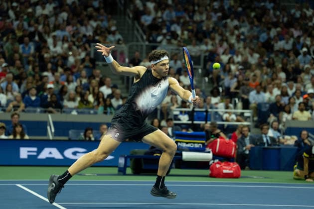 2026 US Open - Day 8 NEW YORK, NEW YORK - SEPTEMBER 6: Ben Shelton of the United States returns a shot during his match against Stefanos Tsitsipas of Greece during the 2026 US Open - Day 8 at USTA Billie Jean King National Tennis Center on September 6, 2026 in New York, New York. New York USTA Billie Jean King National Tennis Center New York United States Copyright: xSusanxMullane ISIxPhotosx 9753