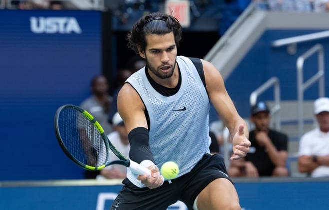 2026 US Open - Day 8 NEW YORK, NEW YORK - SEPTEMBER 6: Carlos Alcaraz of Spain returns a shot during his match against Tommy Paul of the United States during the 2026 US Open - Day 8 at USTA Billie Jean King National Tennis Center on September 6, 2026 in New York, New York. New York USTA Billie Jean King National Tennis Center New York United States Copyright: xSusanxMullane ISIxPhotosx 9753