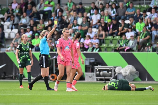 Fußball I Frauen I Saison 2026-2027 I Bundesliga I 3. Spieltag I VfL Wolfsburg - SV Werder Bremen I 06.09.2026 Schiedsrichterin Miriam Schwermer zeigt Juliane Wirtz (28, SV Werder Bremen) die gelbe Karte für das Foul an Ella Peddemors (5, VfL Wolfsburg) (r.) Wolfsburg AOK Stadion Niedersachsen Deutschland *** Soccer I Women s I 2026–2027 Season I Bundesliga I Matchday 3 I VfL Wolfsburg vs. SV Werder Bremen I September 6, 2026 Referee Miriam Schwermer shows Juliane Wirtz (28), SV Werder Bremen, a yellow card for a foul on Ella Peddemors (No. 5), VfL Wolfsburg, at the Wolfsburg AOK Stadium in Lower Saxony, Germany Copyright: xLobeca InesxHähnelx