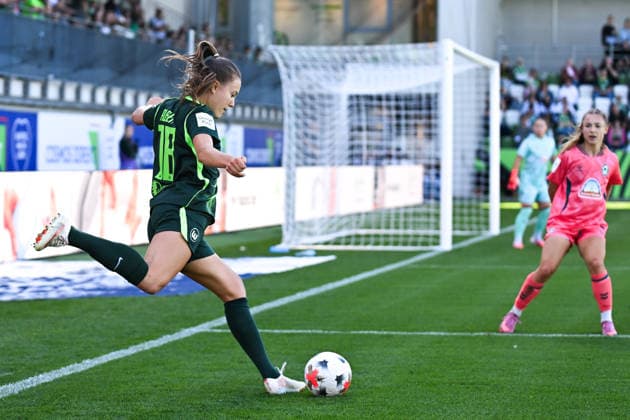 Fußball I Frauen I Saison 2026-2027 I Bundesliga I 3. Spieltag I VfL Wolfsburg - SV Werder Bremen I 06.09.2026 Mara Alber (18, VfL Wolfsburg) (l.) spielt den Ball als Flanke in den Strafraum Wolfsburg AOK Stadion Niedersachsen Deutschland *** Soccer I Women s I 2026–2027 Season I Bundesliga I Matchday 3 I VfL Wolfsburg vs. SV Werder Bremen I September 6, 2026 Mara Alber, 18, of VfL Wolfsburg, sends a cross into the penalty area at Wolfsburg s AOK Stadium in Lower Saxony, Germany Copyright: xLobeca InesxHähnelx