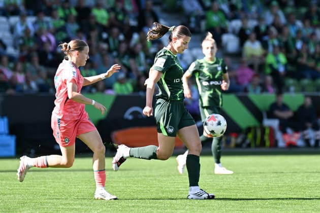 Fußball I Frauen I Saison 2026-2027 I Bundesliga I 3. Spieltag I VfL Wolfsburg - SV Werder Bremen I 06.09.2026 Katharina Piljic (17, VfL Wolfsburg) (r.) setzt sich gegen Sarah Ernst (26, SV Werder Bremen) durch Wolfsburg AOK Stadion Niedersachsen Deutschland *** Soccer I Women s I 2026–2027 Season I Bundesliga I Matchday 3 I VfL Wolfsburg vs. SV Werder Bremen I September 6, 2026 Katharina Piljic 17, VfL Wolfsburg defeats SV Werder Bremen; Sarah Ernst, 26, at Wolfsburg s AOK Stadium, Lower Saxony, Germany Copyright: xLobeca InesxHähnelx