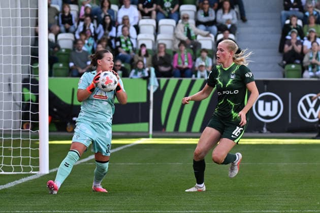 Fußball I Frauen I Saison 2026-2027 I Bundesliga I 3. Spieltag I VfL Wolfsburg - SV Werder Bremen I 06.09.2026 Mariella El Sherif (39, SV Werder Bremen) hält den Ball vor Camilla Küver (16, VfL Wolfsburg) Wolfsburg AOK Stadion Niedersachsen Deutschland *** Soccer Women s 2026–2027 Season Bundesliga Matchday 3 VfL Wolfsburg vs. SV Werder Bremen September 6, 2026 Mariella El Sherif (39), SV Werder Bremen, holds the ball in front of Camilla Küver (16), VfL Wolfsburg, Wolfsburg AOK Stadium, Lower Saxony, Germany Copyright: xLobeca InesxHähnelx