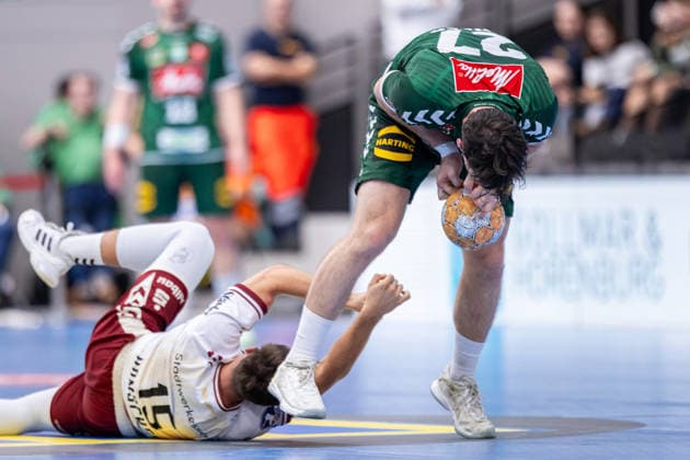 L R Nils Homscheid (TuSEM Essen), 15, in a one-on-one battle with Max Staar (GWD Minden), 27 GER, GWD Minden vs. TuSEM Essen, Handball, 2nd Bundesliga, Matchday 2, 2026–2027 Season, September 6, 2026 GER, GWD Minden vs. TuSEM Essen, Handball, 2nd Bundesliga, Matchday 2, 2026–2027 season, September 6, 2026 Minden Copyright: xEibner-Pressefoto JanxRollingerx EP_JSK