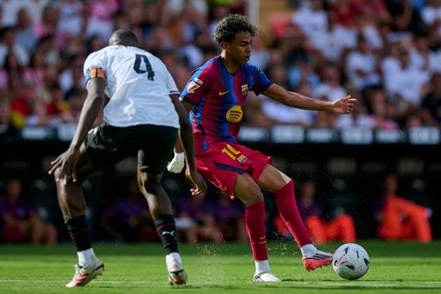 (260907) -- VALENCIA, Sept. 7, 2026 -- Barcelona s Lamine Yamal (R) vies with Valencia s Mouctar Diakhaby during the Spanish La Liga football match between Valencia CF and FC Barcelona, Barca in Valencia, Spain, Sept. 6, 2026. ( Xinhua) (SP)SPAIN-VALENCIA-FOOTBALL-LA LIGA-VALENCIA CF VS FC BARCELONA Str 