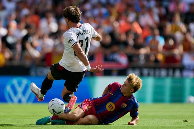 (260907) -- VALENCIA, Sept. 7, 2026 -- Barcelona s Fermin Lopez (bottom) vies with Valencia s Jesus Vazquez during the Spanish La Liga football match between Valencia CF and FC Barcelona, Barca in Valencia, Spain, Sept. 6, 2026. ( Xinhua) (SP)SPAIN-VALENCIA-FOOTBALL-LA LIGA-VALENCIA CF VS FC BARCELONA Str 