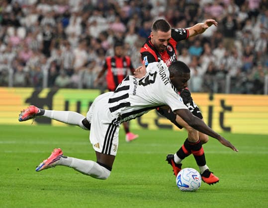 (260907) -- TURIN, Sept. 7, 2026 -- Juventus Randal Kolo Muani (front) vies with AC Milan s Mario Gila during a Serie A football match between Juventus and AC Milan in Turin, Italy, Sept. 6, 2026. (Photo by Xinhua) (SP)ITALY-TURIN-FOOTBALL-SERIE A-JUVENTUS VS AC MILAN AlbertoxLingria 