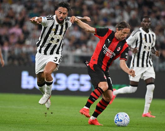 (260907) -- TURIN, Sept. 7, 2026 -- Juventus Nico Gonzalez (L) vies with AC Milan s Luka Modric (C) during a Serie A football match between Juventus and AC Milan in Turin, Italy, Sept. 6, 2026. (Photo by Xinhua) (SP)ITALY-TURIN-FOOTBALL-SERIE A-JUVENTUS VS AC MILAN AlbertoxLingria 