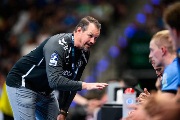 TVB Stuttgart vs. Füchse Berlin, Handball 1 Bundesliga, Men s, 2026–2027 Season, TVB Stuttgart vs. Füchse Berlin, Porsche Arena, Stuttgart Coach Misha Kaufmann talks with his players, Stuttgart, Porsche Arena, Baden-Württemberg, Germany