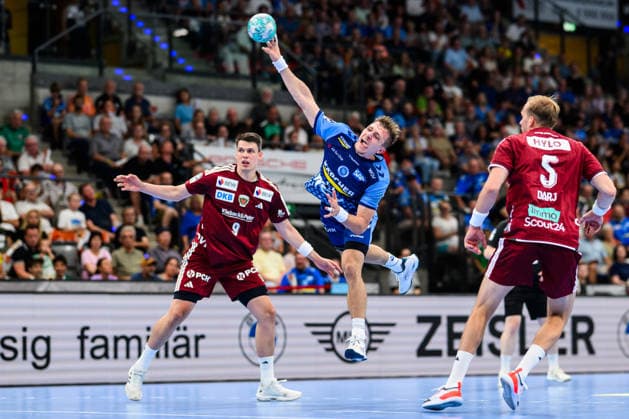 TVB Stuttgart vs. Füchse Berlin, Handball 1 Bundesliga, Men s Division, 2026–2027 Season, TVB Stuttgart vs. Füchse Berlin, Porsche Arena, Stuttgart: Simone Mengon (M) in action against Berlin s Frederik Simak (L) and Berlin s Max Darj (R), Stuttgart, Porsche Arena, Baden-Württemberg, Germany
