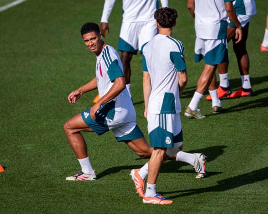 Real Madrid CF Training Session and press conference, PK, Pressekonferenz - UEFA Champions League 2026 27 MADRID, SPAIN - SEPTEMBER 7: Jude Bellingham of Real Madrid CF (L) is seen training with his teammates during the training session on day ahead of the UEFA Champions League 2026 27 League Phase MD1 at Ciudad Real Madrid on September 7, 2026 in Madrid, Spain. Madrid Ciudad Real Madrid Madrid Spain Copyright: xAlbertoxGardinx AGardin_20260907_Foot_Cha_Rea_Mad_PC_0214