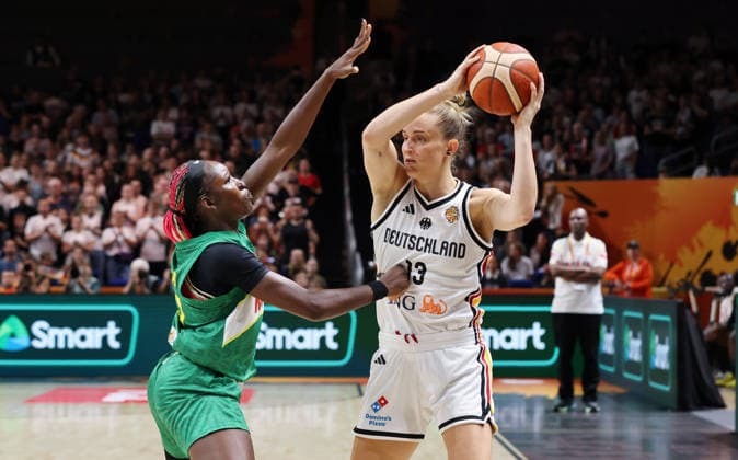 Maimouna Haidara, Leonie Fiebich with the ball; one-on-one; game action; sports; basketball; FIBA World Cup; World Championship; Women s World Cup; 2026-2027 season; July 9, 2026; DBB; Germany (GER) vs. Mali