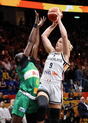 Maimouna Haidara, Emma Eichmeyer with the ball; one-on-one; game action; sports; basketball; FIBA World Cup; Women s World Championship; 2026-2027 season; July 9, 2026; DBB; Germany (GER) vs. Mali