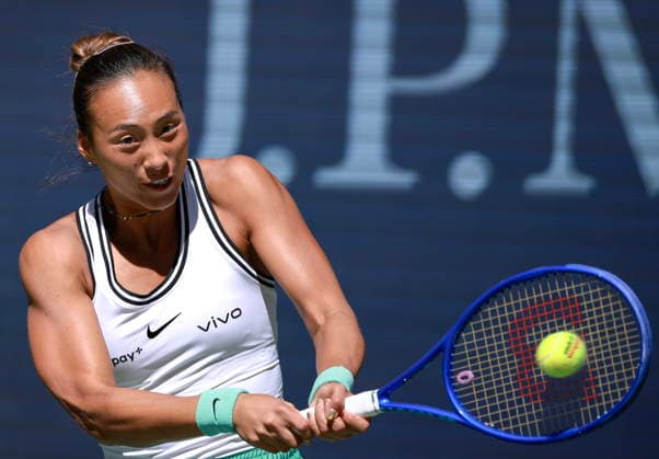 US Open tennis tournament - Day 9 Qinwen Zheng of China in action against Iga Swiatek of Poland during the Women s Singles round 4 of the US Open Tennis Championships at the USTA Billie Jean King National Tennis Center in Flushing Meadows, New York, USA, 07 September 2026. The 2026 US Open tournament runs from 23 August through 13 September. FLUSHING MEADOWS NEW YORK United States  Copyright: xCRISTOBALxHERRERA-ULASHKEVICHx
