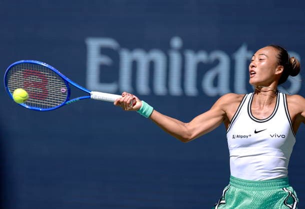 US Open tennis tournament - Day 9 Qinwen Zheng of China in action against Iga Swiatek of Poland during the Women s Singles round 4 of the US Open Tennis Championships at the USTA Billie Jean King National Tennis Center in Flushing Meadows, New York, USA, 07 September 2026. The 2026 US Open tournament runs from 23 August through 13 September. FLUSHING MEADOWS NEW YORK United States  Copyright: xCRISTOBALxHERRERA-ULASHKEVICHx