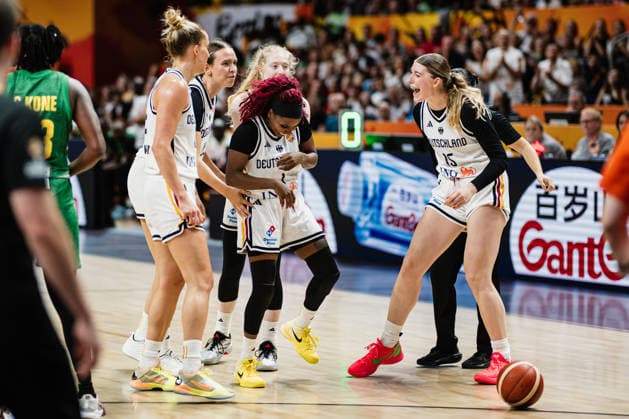 2026 FIBA Women s Basketball World Cup: Germany vs. Mali, September 7, 2026—Alexis Peterson (Germany, No. 1) celebrates with Luisa Geiselsoder (Germany, No. 15), and the entire team celebrates. Basketball, FIBA Women’s Basketball World Cup 2026, group stage, Group A, Matchday 3: Germany vs. Mali on September 7, 2026, at the Uber Arena, Berlin Copyright: xBEAUTIFULxSPORTS Tonhäuserx