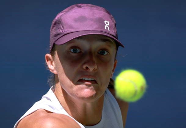 US Open tennis tournament - Day 9 Iga Swiatek of Poland in action against Qinwen Zheng of China during the Women s Singles round 4 of the US Open Tennis Championships at the USTA Billie Jean King National Tennis Center in Flushing Meadows, New York, USA, 07 September 2026. The 2026 US Open tournament runs from 23 August through 13 September. FLUSHING MEADOWS NEW YORK United States  Copyright: xCRISTOBALxHERRERA-ULASHKEVICHx