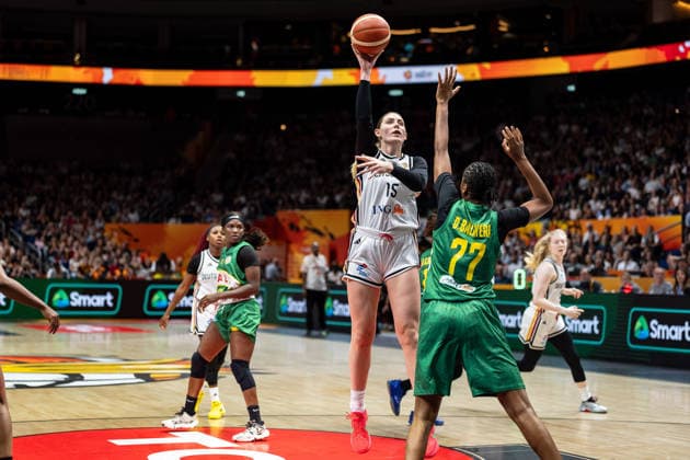 Luisa Geiselsoder (Germany), No. 15, taking a shot; Diana Balayera (Mali), No. 77; GER, Germany vs. Mali, basketball, 2026 FIBA Women’s World Cup, group stage, Matchday 3, September 7, 2026, GER, Germany vs. Mali, basketball, 2026 FIBA Women’s World Cup, group stage, Matchday 3, September 7, 2026, Berlin Copyright: xEibner-Pressefoto MaxxVincenx EP_MVN