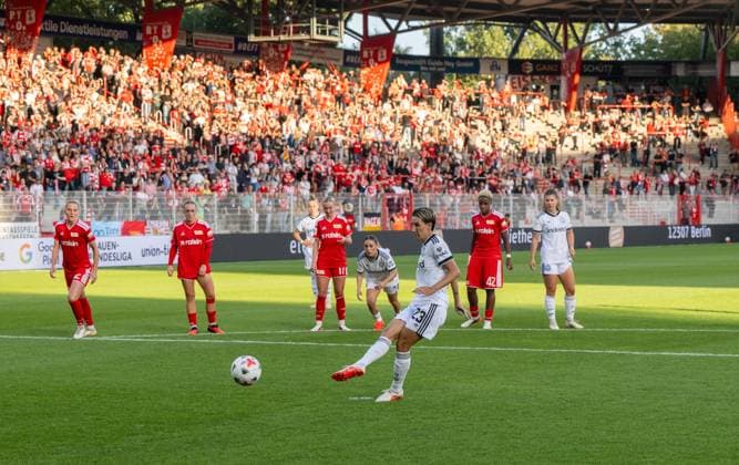 Fußball, Frauen, Saison 2026 2027, Google Pixel Frauen-Bundesliga (3. Spieltag), 1. FC Union Berlin - Eintracht Frankfurt, Sara Doorsoun (Eintracht Frankfurt) scheitert per Elfmeter an Torfrau Nadine Böhi (nicht im Bild, 1. Frauen 1. FC Union), 07.09.2026, *** Soccer, Women, 2026–2027 Season, Google Pixel Women’s Bundesliga Matchday 3, 1. FC Union Berlin vs. Eintracht Frankfurt, Sara Doorsoun of Eintracht Frankfurt fails to score on a penalty kick against goalkeeper Nadine Böhi (not pictured), 1 Women’s 1. FC Union, September 7, 2026, Copyright: xMatthiasxKochx