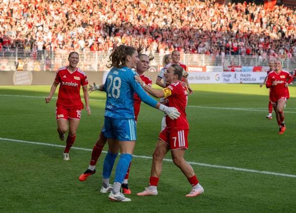 Fußball, Frauen, Saison 2026 2027, Google Pixel Frauen-Bundesliga (3. Spieltag), 1. FC Union Berlin - Eintracht Frankfurt, Torfrau Nadine Böhi (1. Frauen 1. FC Union) wird nach dem gehaltenen Elfmeter in Hälfte eins gefeiert, v. l. Samantha Steuerwald, Torfrau Nadine Böhi (1. Frauen 1. FC Union), Jill Janssens (1. Frauen 1. FC Union), Lisa Heiseler (1. Frauen 1. FC Union), 07.09.2026, *** Soccer, Women, 2026–2027 Season, Google Pixel Women s Bundesliga Matchday 3, 1. FC Union Berlin vs. Eintracht Frankfurt; goalkeeper Nadine Böhi of 1. FC Union’s Women’s 1st Team is celebrated after saving a penalty kick in the first half; from left: Samantha Steuerwald, goalkeeper Nadine Böhi of 1. FC Union’s Women’s 1st Team, Jill Janssens of 1. FC Union’s Women’s 1st Team, Lisa Heiseler, Women’s 1st Division, 1 FC Union, September 7, 2026, Copyright: xMatthiasxKochx